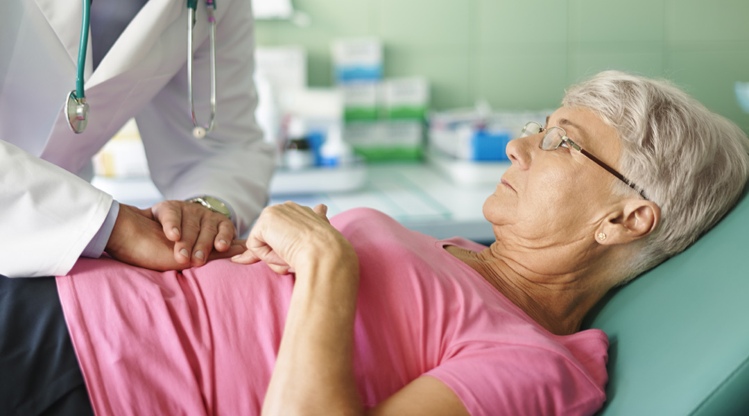 Una anciana a la que está examinando un médico.